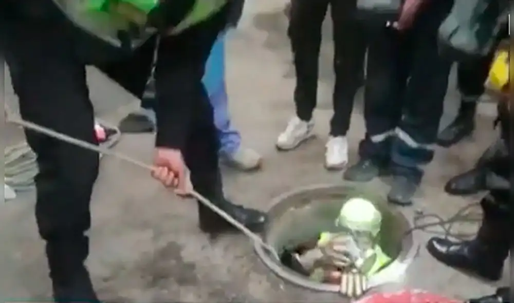 Los trabajadores de un grifo pidieron ayuda al Serenazgo tras percatarse que los jóvenes no salían del tanque, pero fue demasiado tarde. Foto: América Noticias Los trabajadores de un grifo pidieron ayuda al Serenazgo tras percatarse que los jóvenes no salían del tanque, pero fue demasiado tarde. Foto: América Noticias