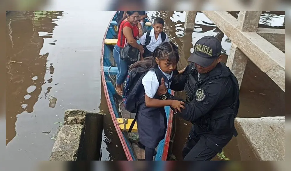 Se presume que los estudiantes se movilizarán en canoas hasta su centro de estudios hasta agosto. Foto: Loreto Iquitos Noticias / Facebook. VIDEO: TVPerú Noticias / Twitter