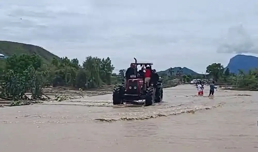 La población arriesga su vida al cruzar el badén Juana Ríos. Foto: captura de Rosa Quincho/La República - Video: Rosa Quincho/URPI-LR La población arriesga su vida al cruzar el badén Juana Ríos. Foto: captura de Rosa Quincho/La República - Video: Rosa Quincho/URPI-LR