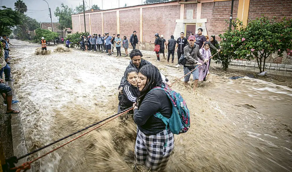En Chaclacayo, la Carretera Central se tornó intransitable por la corriente de agua que bajaba de las quebradas. Las personas cruzaban con sogas. Foto: John Reyes/La República