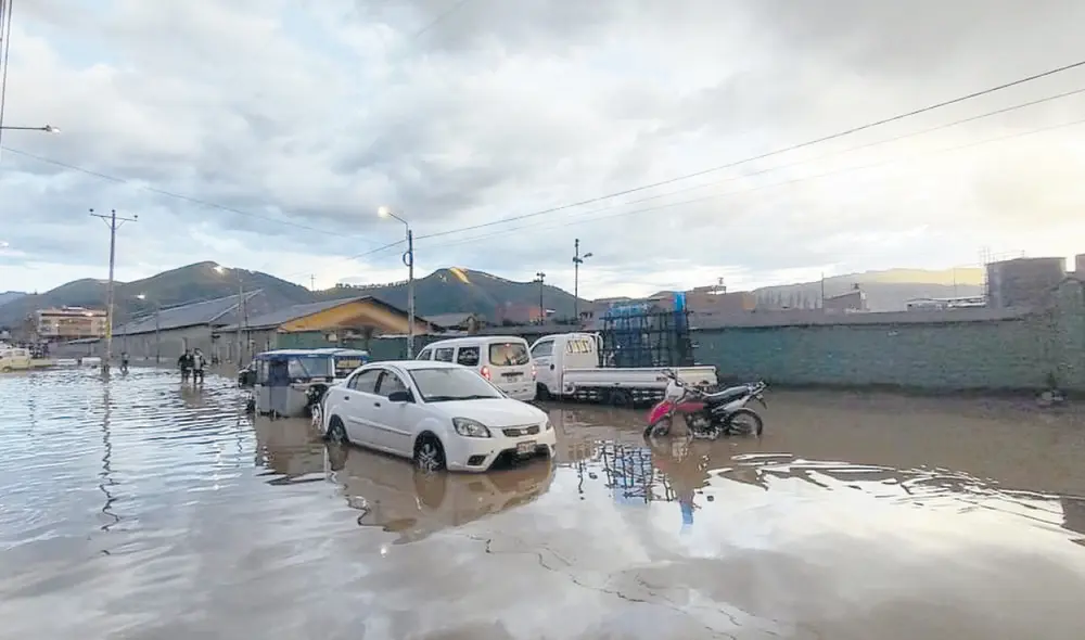 Daños. Las calles de la ciudad de Sicuani resultaron inundadas a causa de fuertes lluvias ocurridas la tarde del pasado lunes. Foto: La República