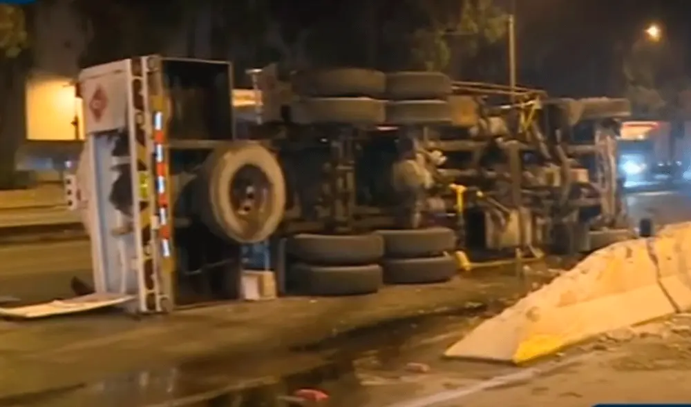 Un camión cisterna dio vueltas de campana tras perder el control en la Panamericana Sur. Foto: captura de Panamericana