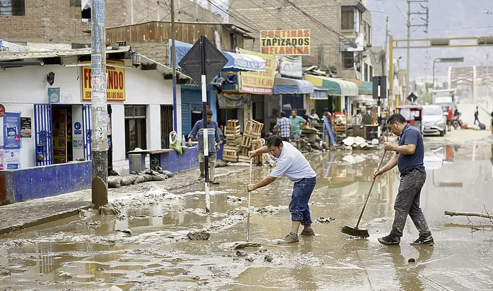 En Chaclacayo y Chosica, los vecinos tuvieron que salvar lo poco que tenían tras la caída de un huaico producto de las fuertes lluvias. El peligro sigue rondando por sus calles. Foto: Antonio Melgarejo/La República