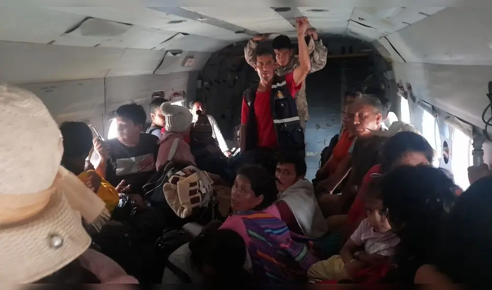 El primer grupo de 70 viajeros fueron embarcados en un helicóptero del Ejército. Foto: GRLL El primer grupo de 70 viajeros fueron embarcados en un helicóptero del Ejército. Foto: GRLL