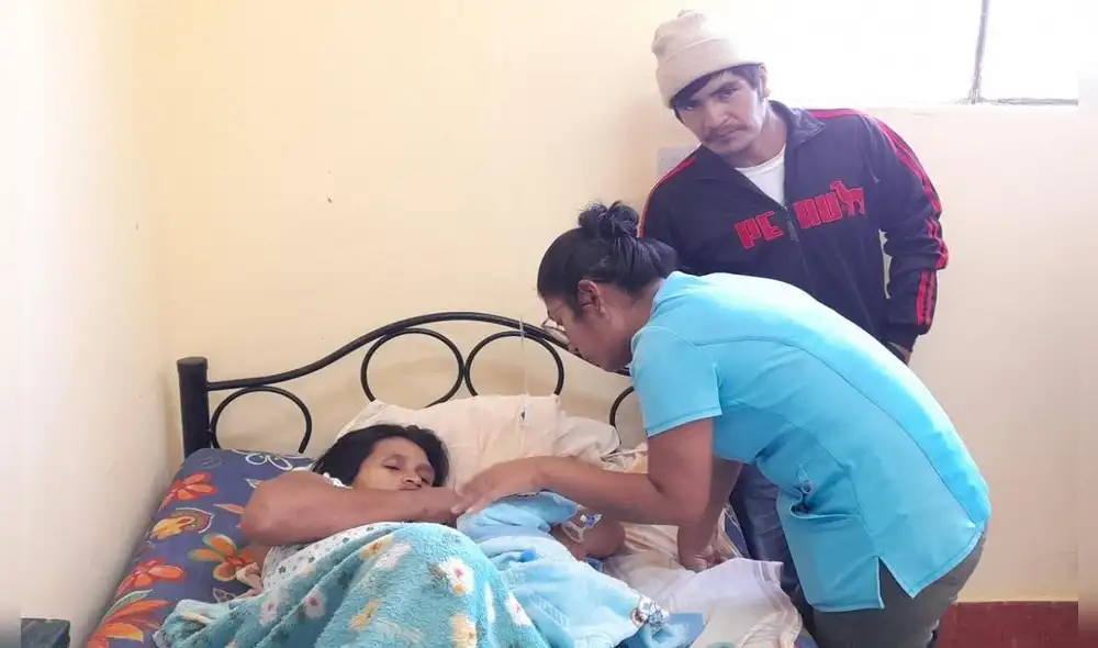 Personal de salud apoya a madre a traer al mundo a su bebé en refugio. Foto: Municipalidad de El Faique