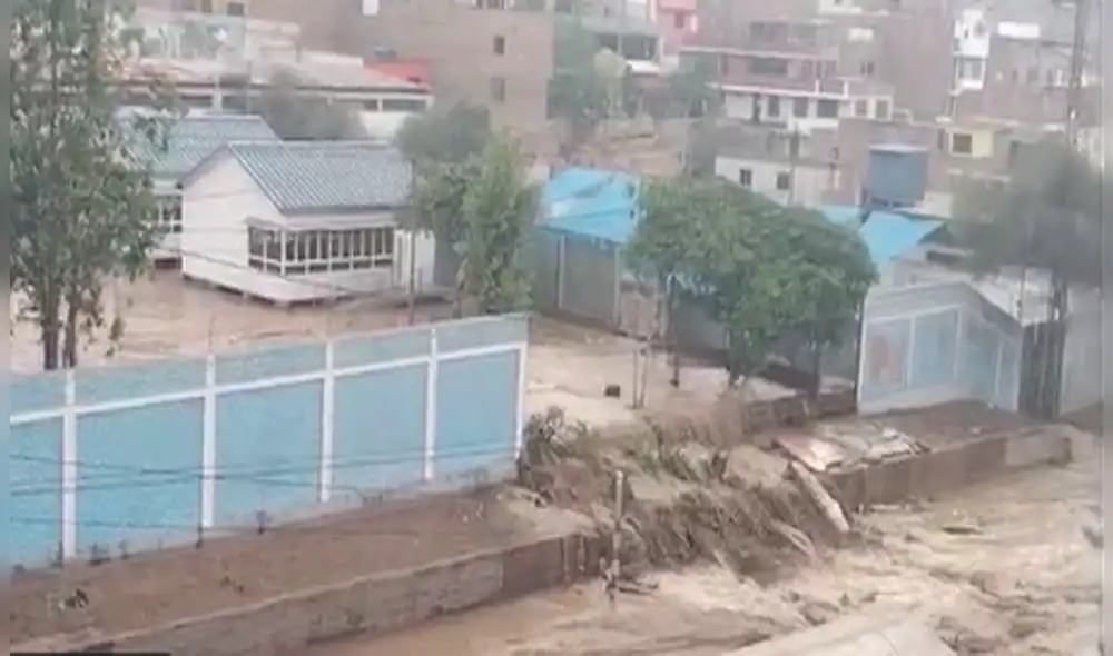 Las fuerzas del agua del huaico derrumbaron las paredes de un colegio en Chaclacayo. Foto: Difusión