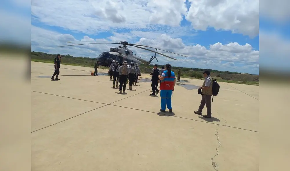 Helicótero de la PNP traslada a equipo médico para atender a damnificados. Foto: Gobierno Regional de Piura