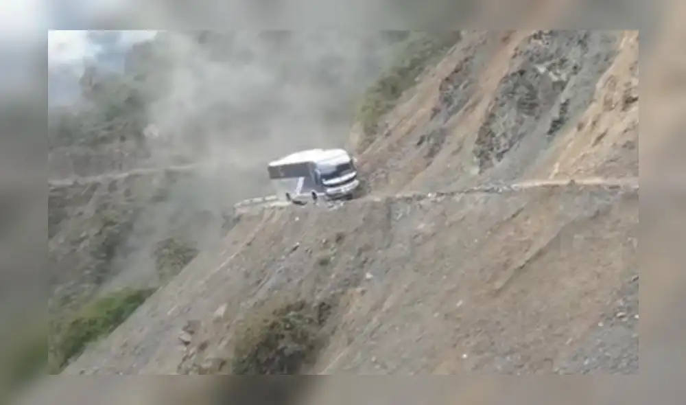 La Libertad. Temerario acto de conducir por carretera arrasada por huaicos. Foto: captura TikTok