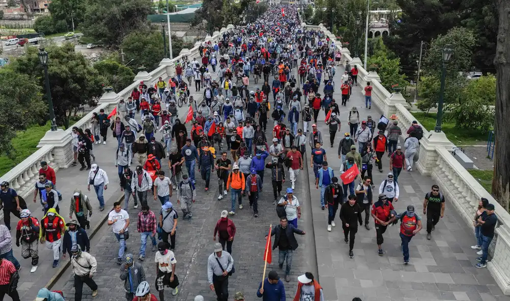 En acción. Los obreros de Construcción Civil se desplazan por el puente Grau, rumbo a la Plaza de Armas. Ahí pidieron la renuncia de Dina Boluarte. Foto: Rodrigo Talavera/ LR En acción. Los obreros de Construcción Civil se desplazan por el puente Grau, rumbo a la Plaza de Armas. Ahí pidieron la renuncia de Dina Boluarte. Foto: Rodrigo Talavera/ LR