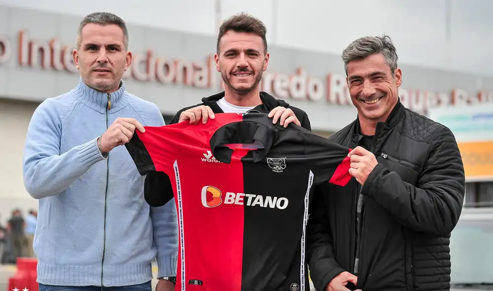 Rojinegra. El técnico llegó y exhibió la camiseta de Melgar. Foto: Club FBC Melgar Rojinegra. El técnico llegó y exhibió la camiseta de Melgar. Foto: Club FBC Melgar