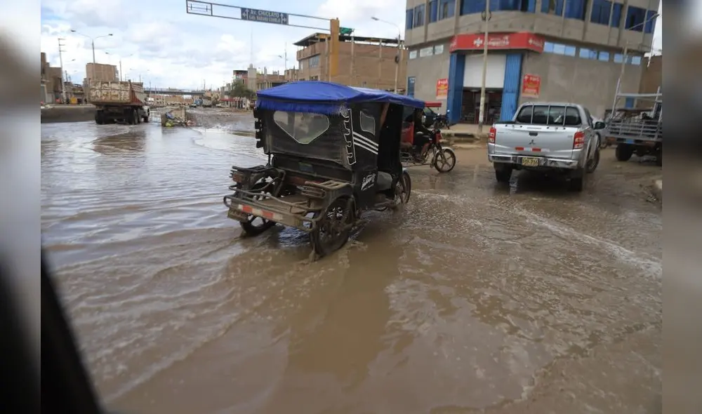 Vías no solo soportaron agua de lluvias, sino también desagüe en JLO. Foto: La República Vías no solo soportaron agua de lluvias, sino también desagüe en JLO. Foto: La República