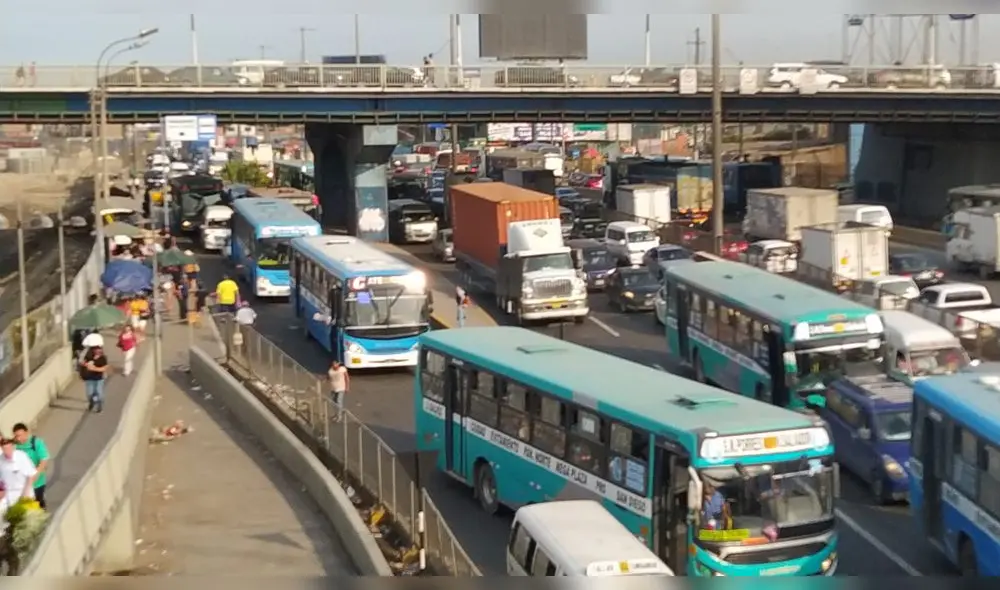 Reportaron alta congestión vehicular en vía de Evitamiento desde las 6 a. m. de este viernes.  Foto: Allison Mariños