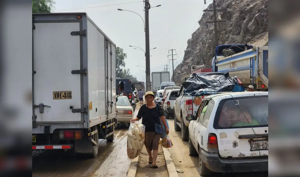 Pasajeros denuncian problemas para llegar a sus centros de trabajo debido a la congestión vehicular. Foto: Vanessa Sandoval / URPI-LR