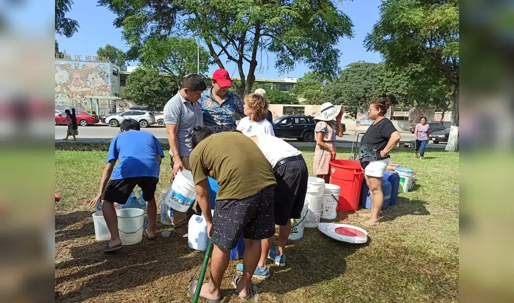 Familias acuden a parque para abastecerse de agua. Foto: Sergio Verde/URPI-LR.