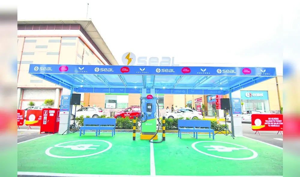 Electrolinera. Estación de electricidad se instaló en el mall Aventura Plaza, la provisión será gratuita para incentivar este tipo de movilidad. Foto: SEAL. Electrolinera. Estación de electricidad se instaló en el mall Aventura Plaza, la provisión será gratuita para incentivar este tipo de movilidad. Foto: SEAL.