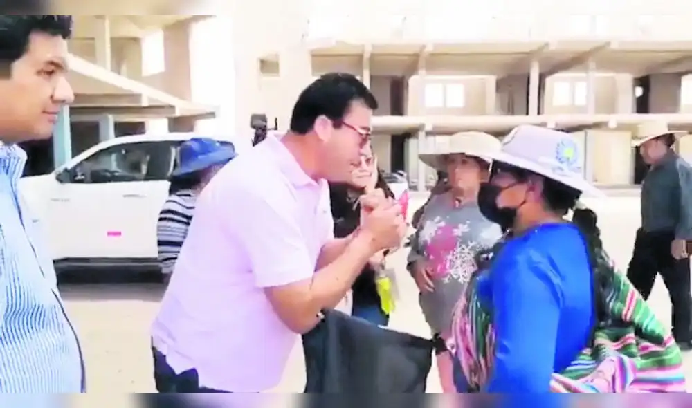 Ofuscado. Martínez perdió los papeles con manifestantes que también lo insultaban en una visita que hizo a Majes. Foto: La República.