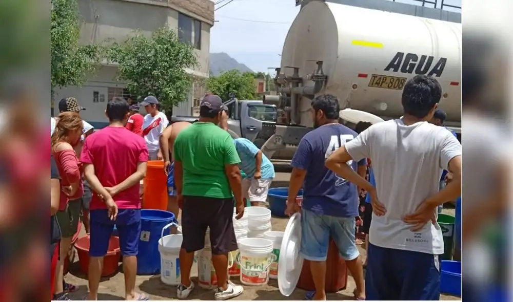 Forman largas colas para conseguir agua. Foto: La República Forman largas colas para conseguir agua. Foto: La República
