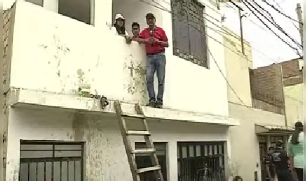 La gestante solicita señaló que todos los días tiene que bajar y subir por la escalera de madera para ir a trabajar. Foto: Latina| Video: Latina