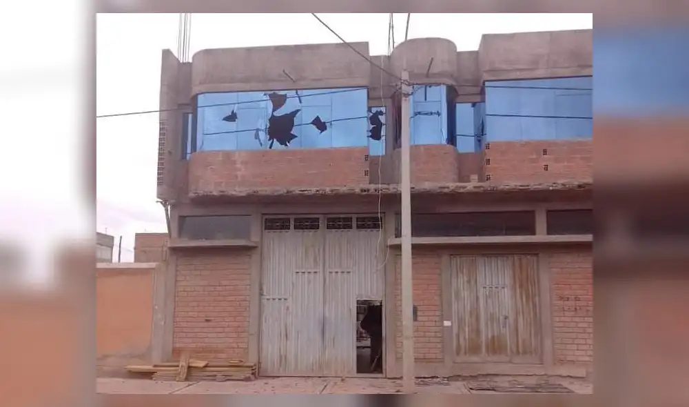 Vivienda resultó con las ventanas destruidas. Foto: Puno Noticias.pe/Facebook