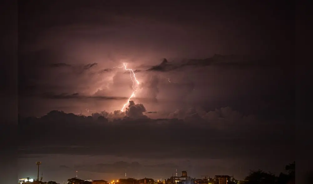 Captan relámpago al este de la ciudad de Piura. Foto: Wilson Siancas Captan relámpago al este de la ciudad de Piura. Foto: Wilson Siancas
