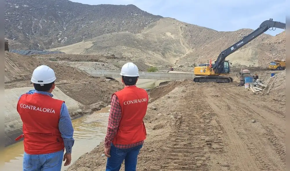 Auditores también recorren tramos por donde circula la tubería de de agua tratada. Foto: Contraloría Auditores también recorren tramos por donde circula la tubería de de agua tratada. Foto: Contraloría