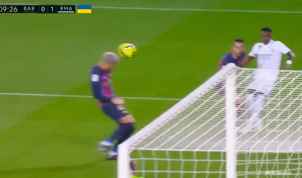 Araujo trató de desviar la pelota, pero anotó en propia portería. Foto: captura ESPN