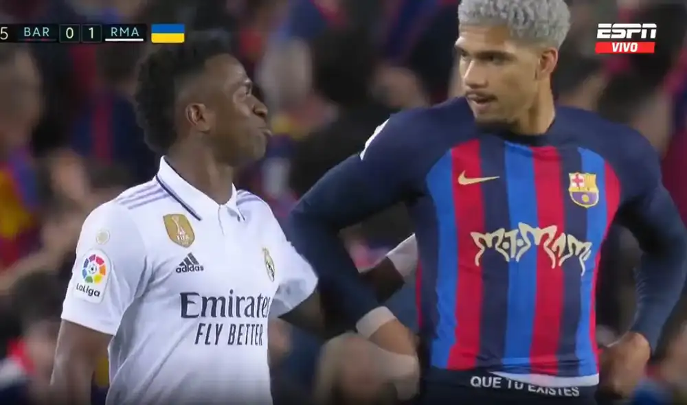 Vinicius Junior y Ronald Araujo fueron partícipes del primer gol del Real Madrid en el clásico. Foto: captura ESPN