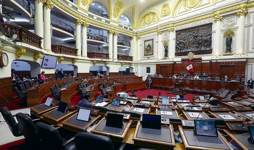 Congresistas pagaron este viernes su alimentación tras la suspensión del servicio de buffet. Foto: composición de Jazmin Ceras/La República - Video: Canal N