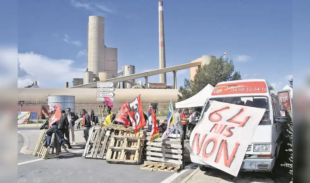 Protestas. Manifestantes bloquean el acceso a un sitio de almacenamiento de gasolina. Foto: AFP