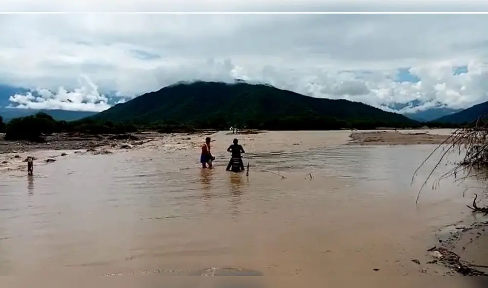 Un ciudadano apoyó a motociclista a salir del río. Foto: captura de video/La República - Video: La República Un ciudadano apoyó a motociclista a salir del río. Foto: captura de video/La República - Video: La República