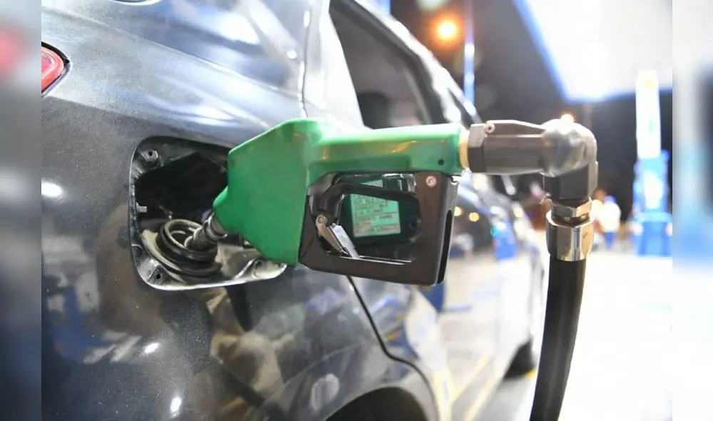 Los gasoholes premium y regular retrocedieron S/0,17 el galón esta semana. Foto: Andina