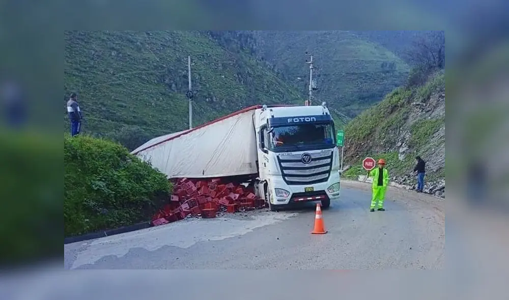 El conductor no habría calculado bien al recorrer una curva. Foto: Alternativa Noticias Huamachuco