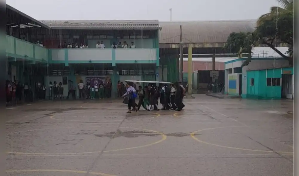 Los alumnos intentaron protegerse de las lluvias. Foto: captura de video/Almendra Ruesta/URPI-La República - Video: Almendra Ruesta/La República Los alumnos intentaron protegerse de las lluvias. Foto: captura de video/Almendra Ruesta/URPI-La República - Video: Almendra Ruesta/La República