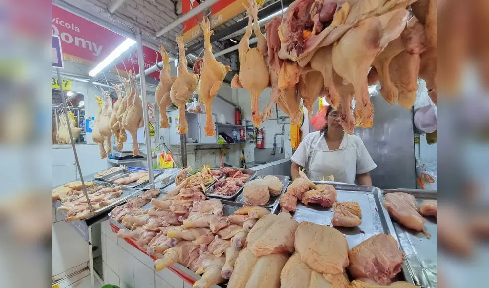 En los últimos días el precio mayorista del pollo estuvo alrededor de los S/8,70 por kg. Foto: Rosario Rojas/URPI-LR
