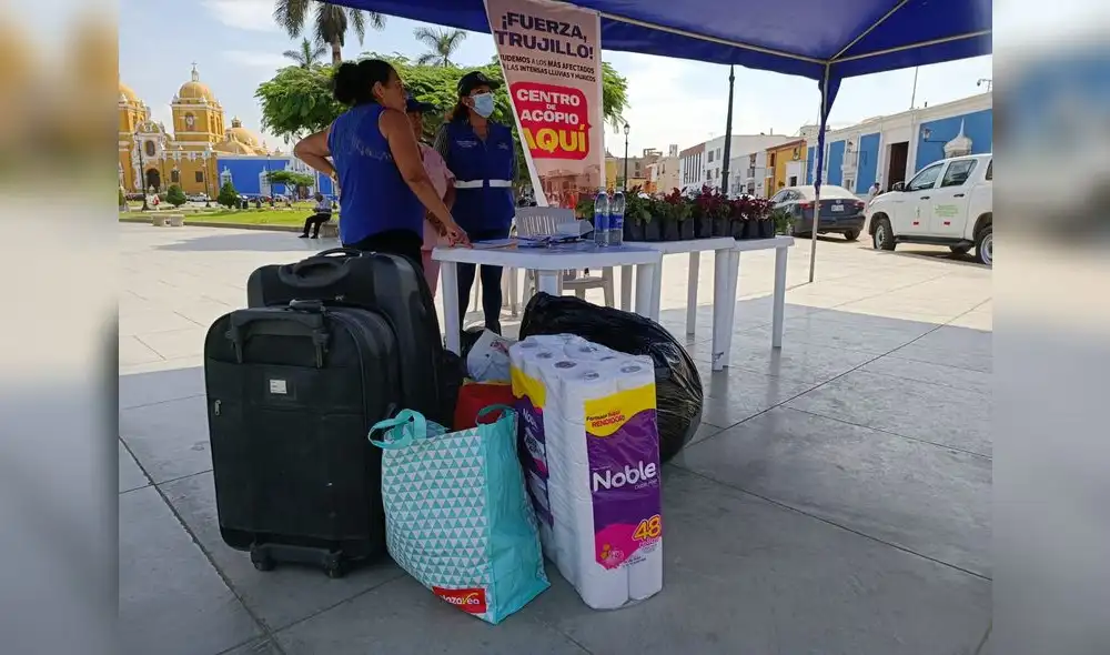 Los ciudadanos solidarios pueden entregar donaciones en los puntos de acopio. Foto: Sergio Verde/ URPI/ La República Los ciudadanos solidarios pueden entregar donaciones en los puntos de acopio. Foto: Sergio Verde/ URPI/ La República