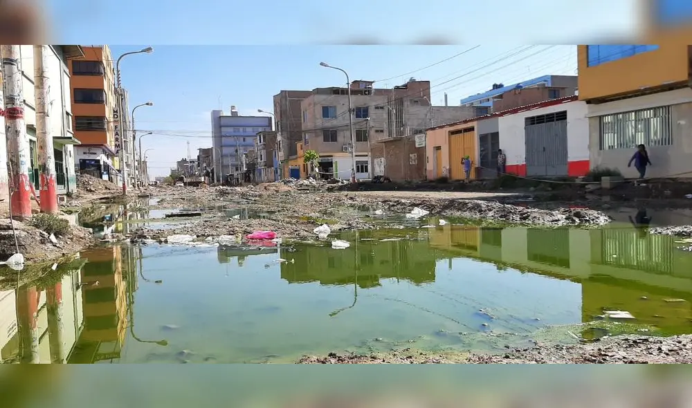 Los desagües colapsaron en la avenida Balta. Foto: La República