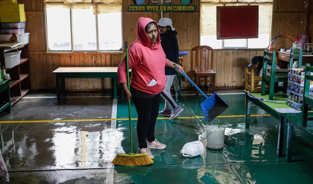 Bajo el agua. Padres de familia y docentes tuvieron que sacar el agua de las aulas para que niños estudien en M. Melgar. Foto: Rodrigo Talavera/ La República Bajo el agua. Padres de familia y docentes tuvieron que sacar el agua de las aulas para que niños estudien en M. Melgar. Foto: Rodrigo Talavera/ La República
