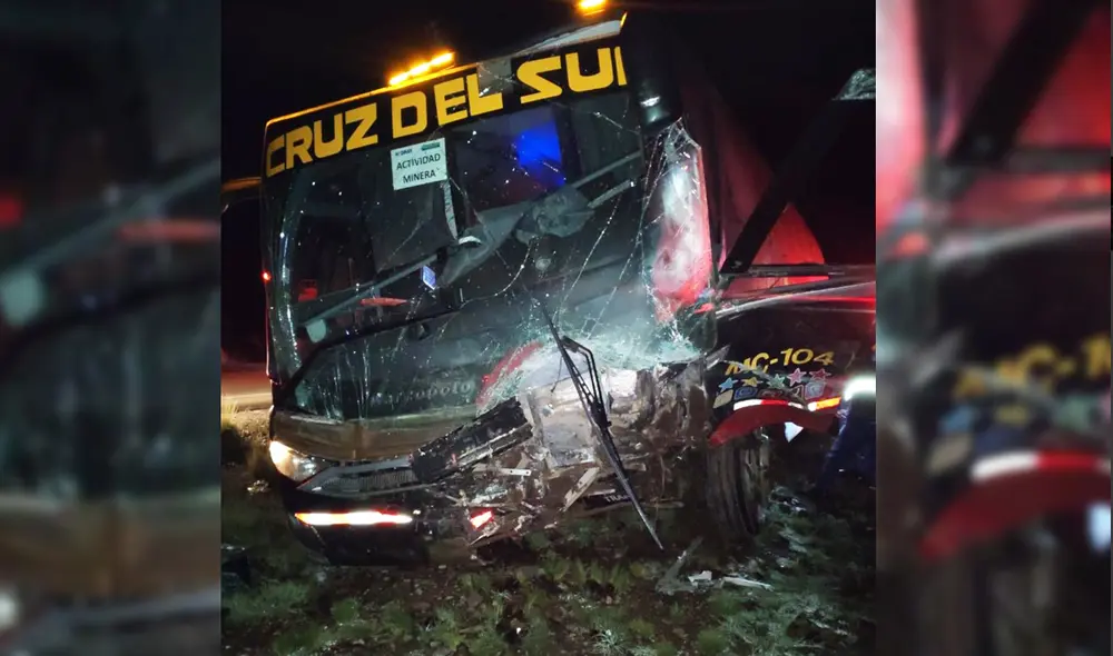 Choque. Auto impactó frontalmente con bus. Murieron cinco. Foto: La República Choque. Auto impactó frontalmente con bus. Murieron cinco. Foto: La República
