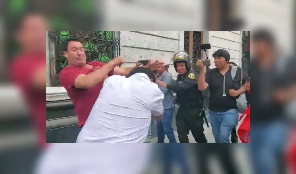 Edwin Martínez terminó involucrado en un bochornoso momento luego de enfrentarse a golpes a un manifestante. Foto: Leonela Aquina/URPI-LR Edwin Martínez terminó involucrado en un bochornoso momento luego de enfrentarse a golpes a un manifestante. Foto: Leonela Aquina/URPI-LR