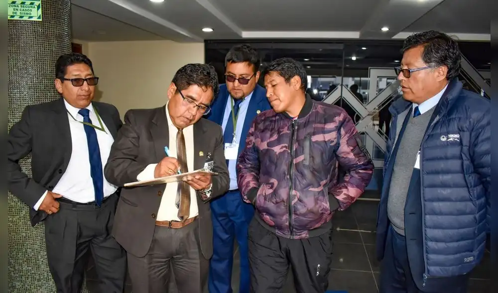 Salvador Apaza Mollinedo fue intervenido y está observando el documento en el que registran sus datos. Foto: difusión/UNA Puno