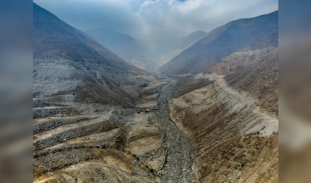 Viviendas de hasta cinco pesos quedaron al borde de los forados, tras el paso de un huaico en Chaclacayo. Foto: Vanessa Sandoval / URPI - LR