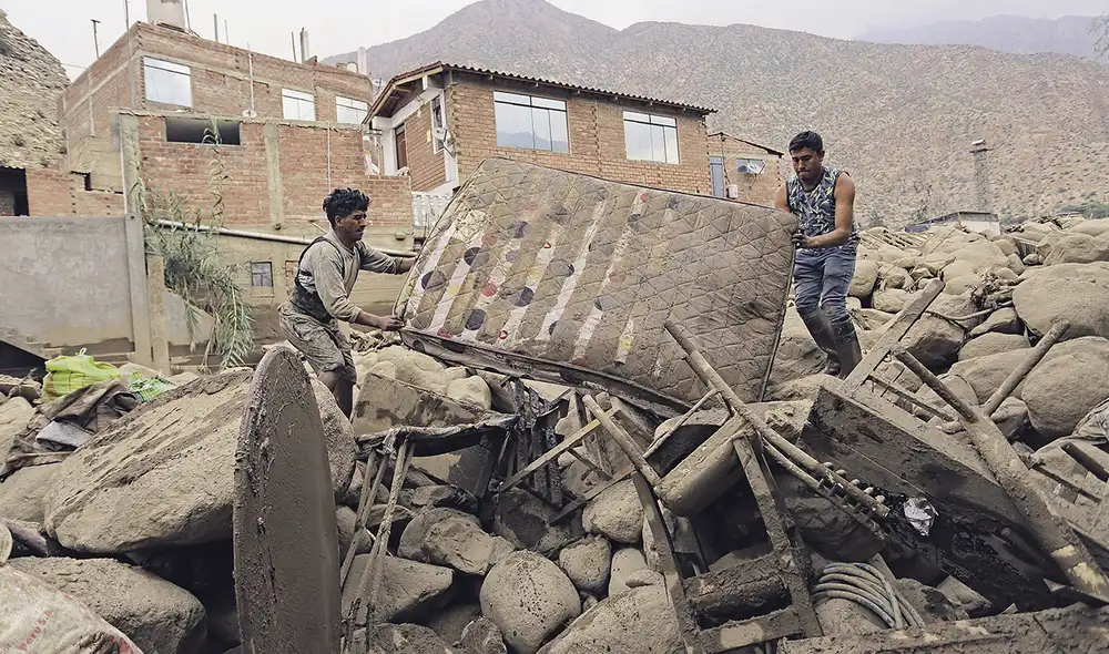 Al día siguiente. En el distrito de Arahuay, los pobladores no tuvieron tiempo de rescatar nada antes del paso del huaico. Ayer regresaron a sus casas para retirar lo poco que les quedaba. Foto: Gerardo Marín/La República