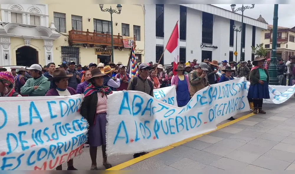 Comuneros acudieron al frontis de la Corte Superior de Justicia de Cusco para reclamar por sentencia. Foto: Luis Álvarez/URPI-LR