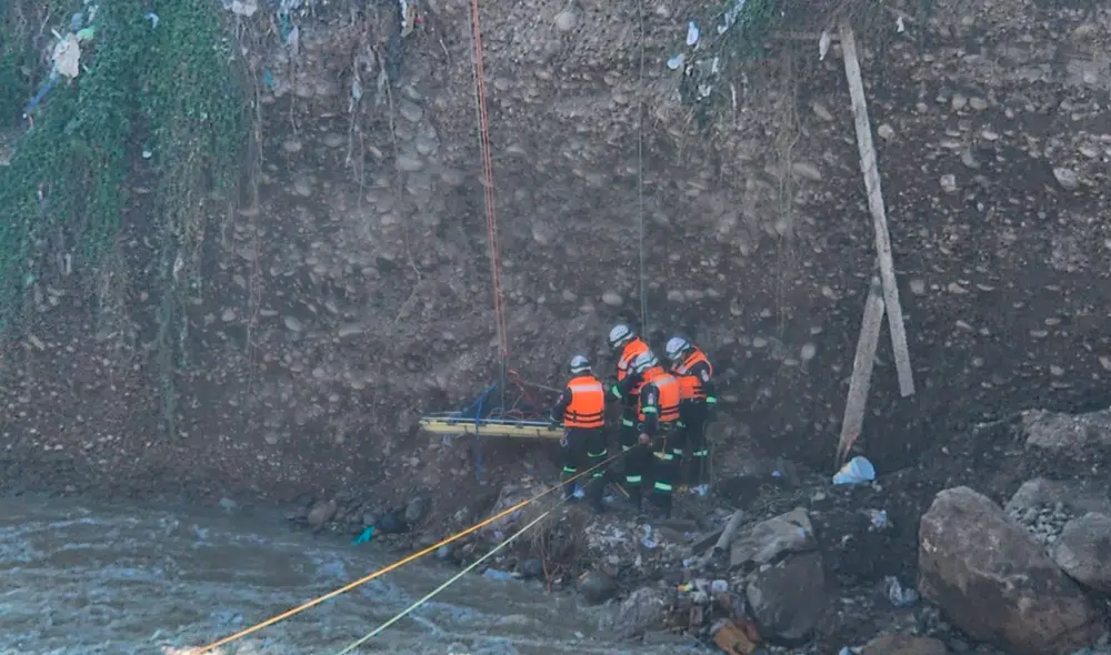 Rescatistas hallan el cuerpo de la mujer arrastrada por el río Rímac. Foto: La República Rescatistas hallan el cuerpo de la mujer arrastrada por el río Rímac. Foto: La República
