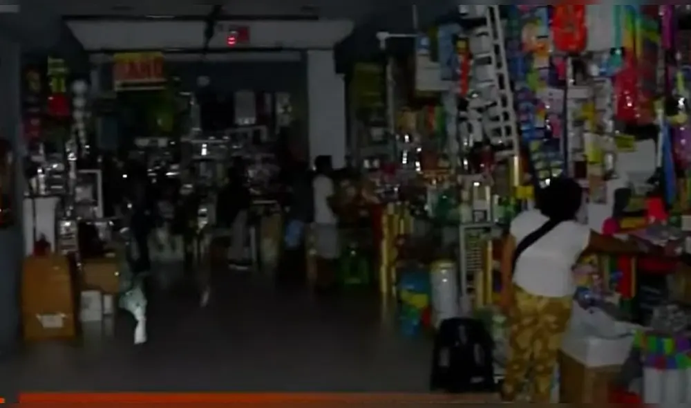 Más de 1.000 comerciantes en Mesa Redonda son afectados por falta de luz desde hace una semana. Foto: Video: TV Perú Más de 1.000 comerciantes en Mesa Redonda son afectados por falta de luz desde hace una semana. Foto: Video: TV Perú