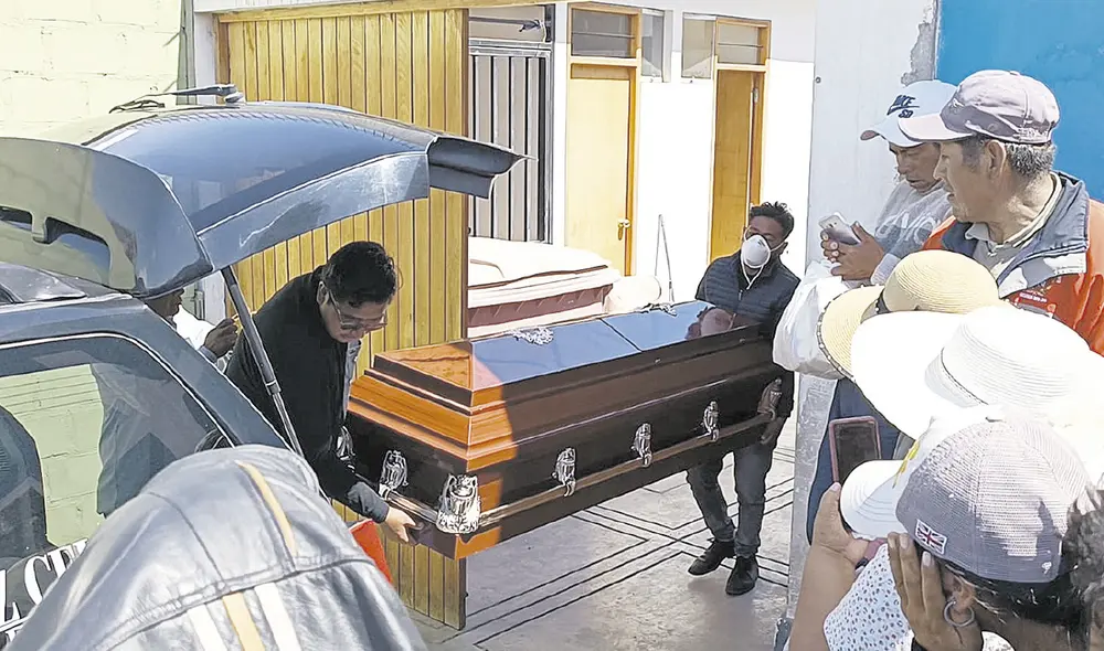 Espera. Cuerpos fueron llevados a Puno para su entierro. Foto: La República Espera. Cuerpos fueron llevados a Puno para su entierro. Foto: La República
