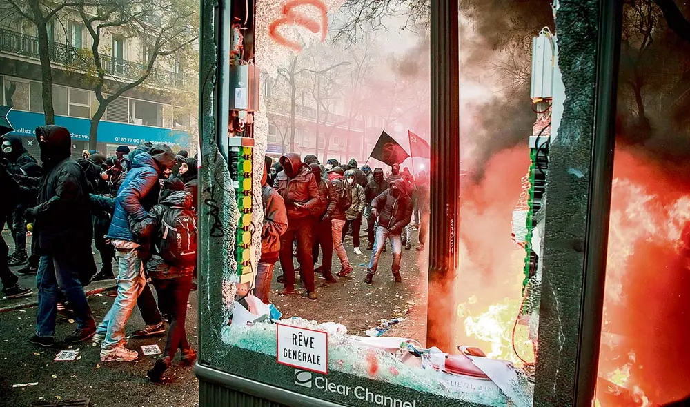 Arde París. Más de 300 manifestaciones dejaron decenas de agentes heridos en todo el país. Foto: EFE Arde París. Más de 300 manifestaciones dejaron decenas de agentes heridos en todo el país. Foto: EFE