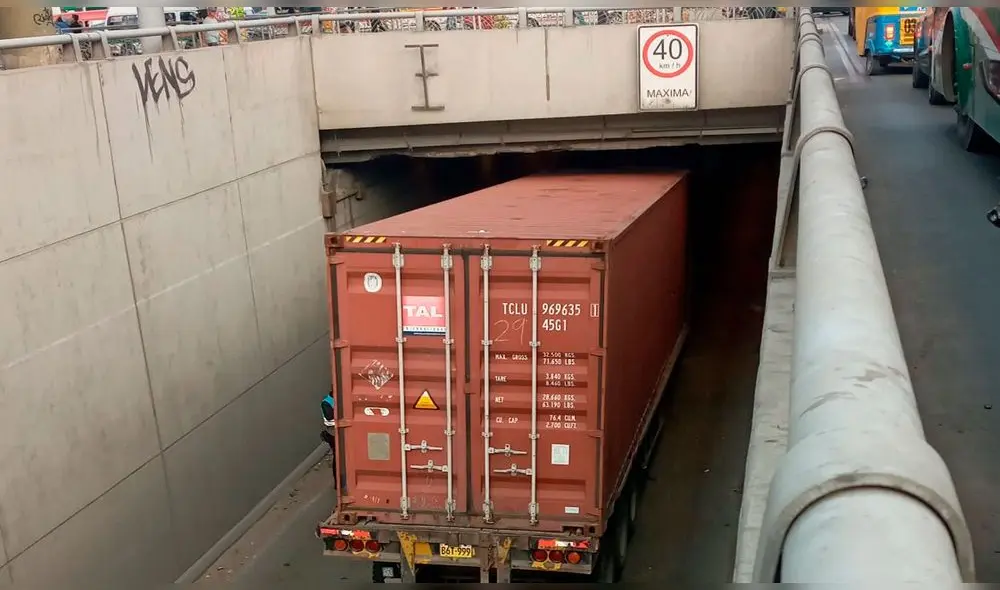 Ciudadanos tuvieron que esperar por horas para poder transitar. Foto: Twitter