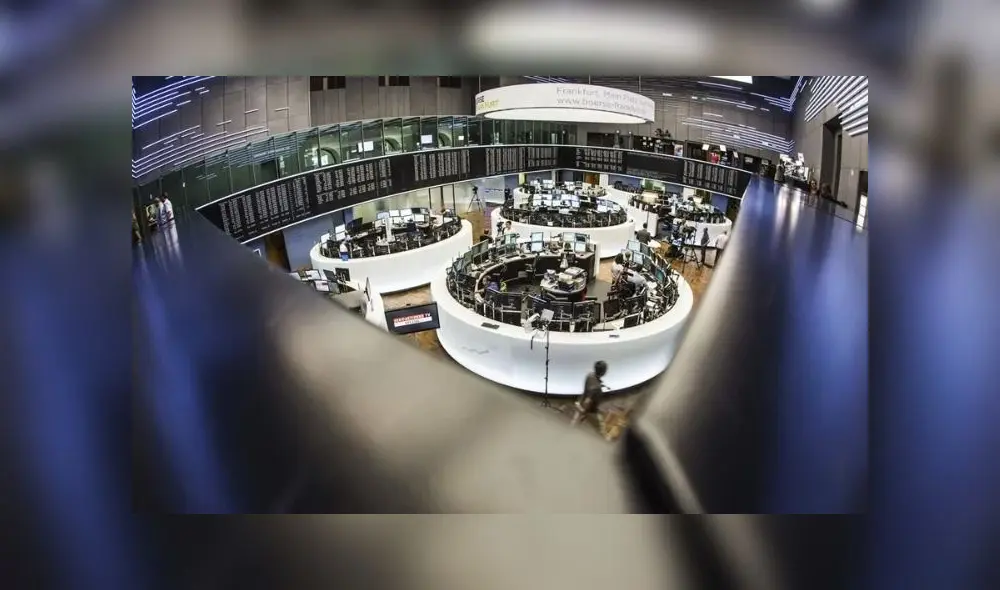 Deutsche Bank. En España, los dos grandes, el Santander y el BBVA, caen el 4,8 % y el 5 %, respectivamente; CaixaBank, el 3,7 %; el Sabadell, el 6,8 %; Bankinter, el 5,5 %; y Unicaja, el 5,4 %. Foto: EFE Deutsche Bank. En España, los dos grandes, el Santander y el BBVA, caen el 4,8 % y el 5 %, respectivamente; CaixaBank, el 3,7 %; el Sabadell, el 6,8 %; Bankinter, el 5,5 %; y Unicaja, el 5,4 %. Foto: EFE