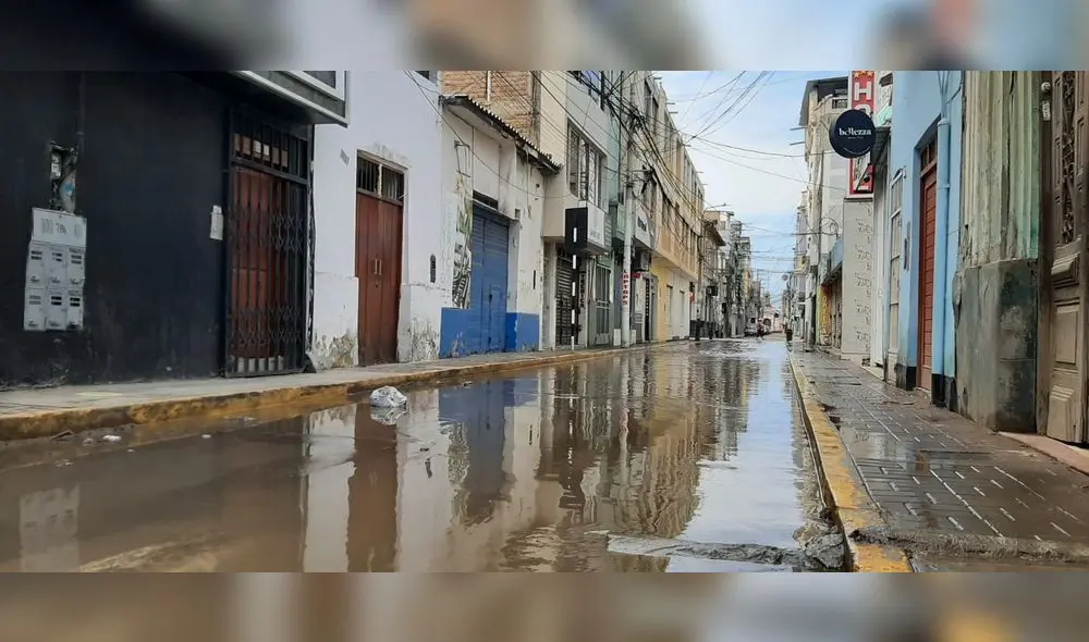 Problema de desagüe es crítico en centro de Chiclayo. Foto. La República Problema de desagüe es crítico en centro de Chiclayo. Foto. La República